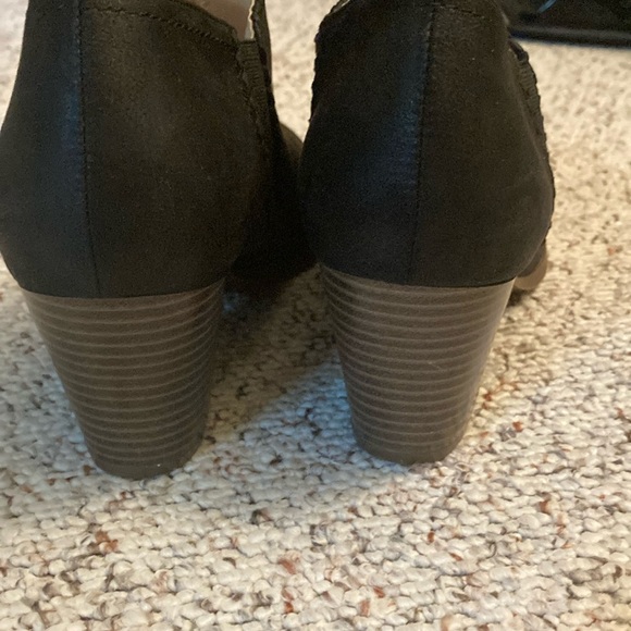 Like New……Elegant Black Women's Life Stride Memory Foam Ankle Boots - Picture 5 of 9